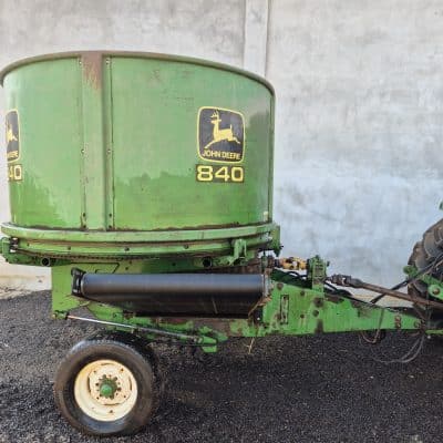 John Deere 840