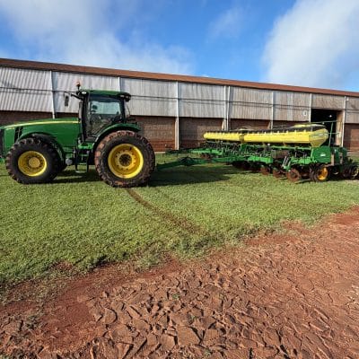 John Deere 8R 310 + Plantadora John Deere