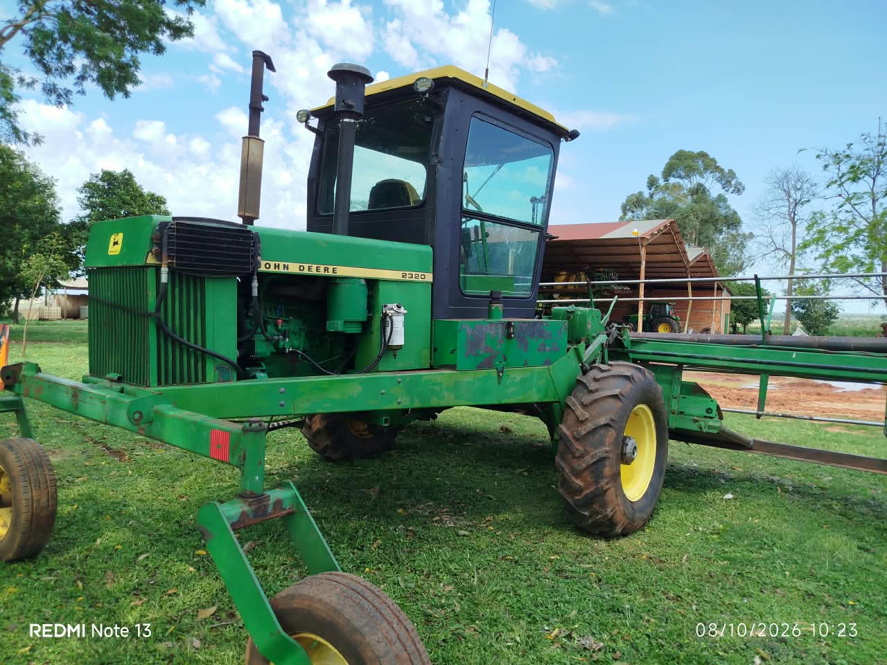 John Deere 2320